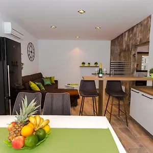 https://sensitive-apartman.primorje-gorskikotar.com